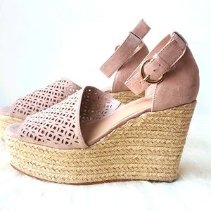 Spring/ Wedding Season!14th and Union Wedge Size 6
